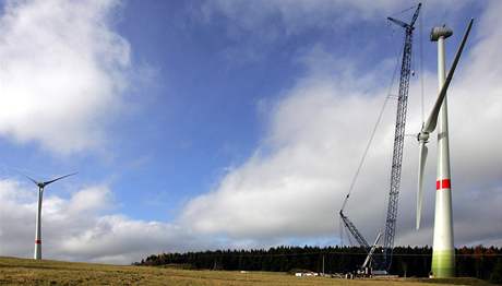 Vtrná elektrárna v Jindichovicích. Nasazování rotoru o prmru 82 metr na 108 metru vysoký stoár. 