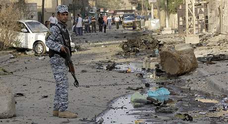 Voják steí místo katolického kostela, kde útoila irácká odno al-Káidy