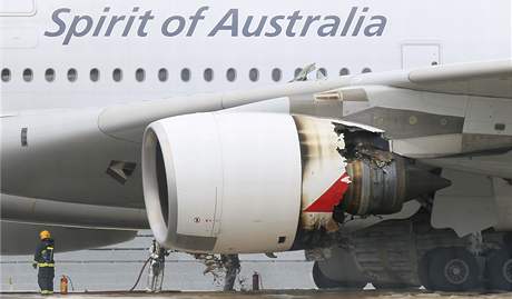 Jeden z motor A380 spolenosti Qantas po nouzovm pistn v Singapuru (4. listopadu 2010)
