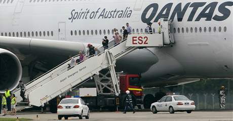Cestující obího Airbusu A380 vystupují krátce po nouzovém pistání z letadla (4. listopadu 2010)