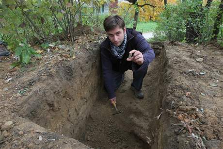 Archeolog z Muzea Komenského v Perov Zdenk Schenk v Pedmostí v lokalit Skalka v prehistorickému sídliti lovc mamut.