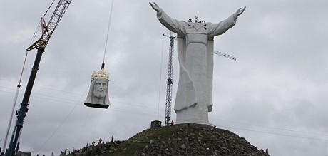 V Polsku vyrostla socha obho Jee.