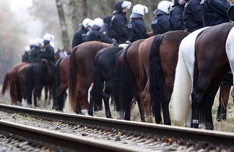 Proti demonstrantm museli zakroit policist.