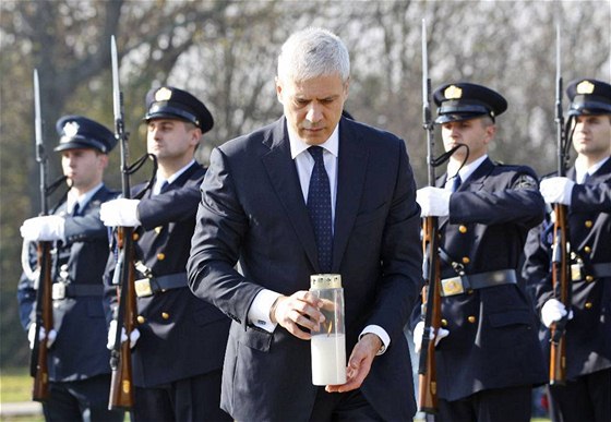 Srbský prezident Boris Tadi klade svíku u památníku povradných Chorvat z Vukovaru (4. listopadu 2010)
