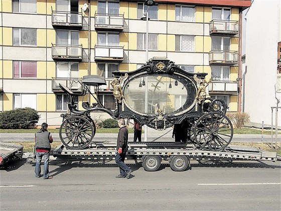 Vedle smuteního koáru z Plzn vypadají i souasné vozy jako hraky.