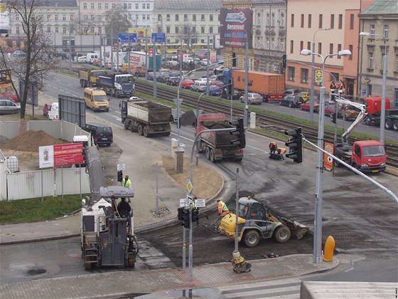 Kvli odstraování starého asfaltu v pondlí zásti uzaveli kiovatku u plzeské Plazy, co zpsobilo v centru msta dopravní kolaps