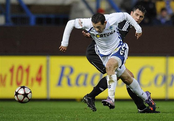 Liberecký útoník obchází hradeckého fotbalistu Jiího Janouka. Zmna dresu je v jeho pípad stále na poadu dne.