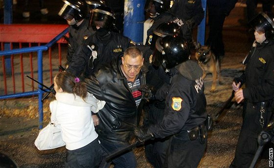 KONFLIKT. ena odtahuje mue od policist, kteí zasahovali ped zápasem Baník Ostrava - Plze proti nepístojnostem fanouk ped stadionem.