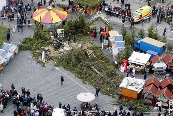 Spadlý vánoní strom na Staromstském námstí