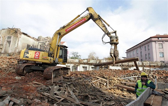 V brnnském Komárov zaala demolice dom, které musely ustoupit stavb peloené trasy tramvají.