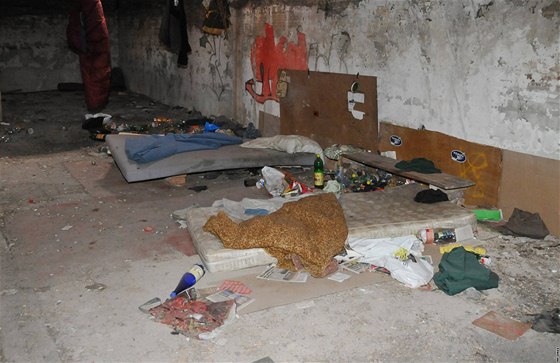 Bezdomovci se v bývalém depu poprali kvli místu na spaní a spacáku, te leí ob v kómatu a útoníkovi hrozí 10 let vzení. Ilustraní foto