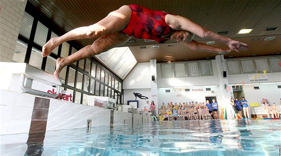 Zdena obrová se v Pelhimov stala rekordmankou. I v 90 letech skáe do vody po hlav.