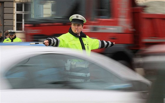 Dopravu v bohumínské místní ásti Záblatí museli kvli nehod autobusu a tvoícím se kolonám hned na dvou místech ídit policisté. Ilustraní foto