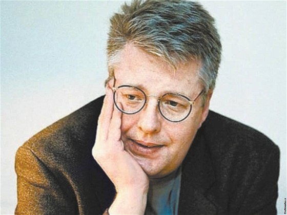 védský spisovatel Stieg Larsson. Leviák, feminista a nepítel neonacist. Jeho ivot i smrt jsou plné otázek