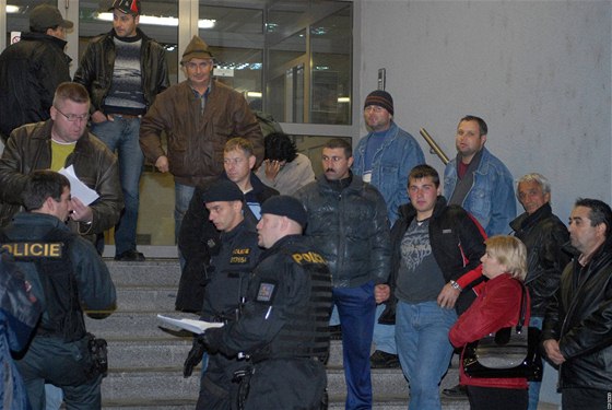 Rumuntí dlníci v listopadu 2010 oblehli policejní editelství v Plzni. Stovali si, e je pracovní agentura zotrouje.