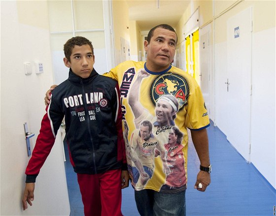 Kubánský disident Rolando Jiménez Pozada se synem Rolandem Jesúsem v praské nemocnici Na Bulovce. (27. íjna 2010)