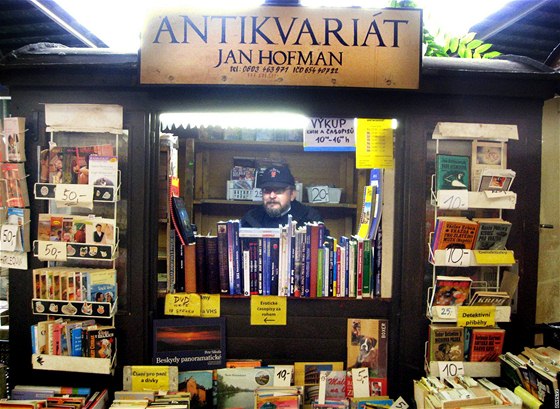 Petr Votík, prodava v antikvariátu na praském Masarykov nádraí.