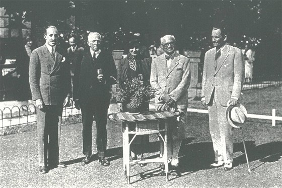 Pedávání golfových cen se v Mariánských Lázních ujali prezident klubu Dr. Max Porges (druhý zprava) a bývalý panlský král Alfons (první zleva).
