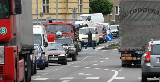Hustnovice na hlavní trase mezi Otrokovicemi a Uherským Hraditm trápí denn velké kolony aut. Ilustraní foto