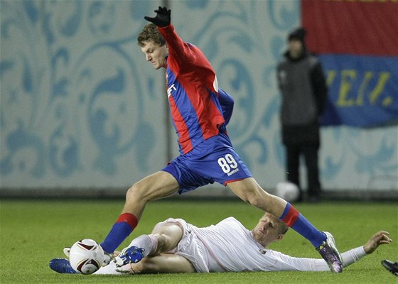 Tomá Necid z CSKA Moskva pechází pes obránce Palerma Dorina Goiana.