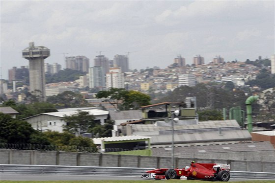 Fernando Alonso v tréninku Velké ceny Brazílie na okruhu poblí Sao Paula.