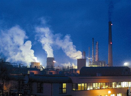 U továrny Paramo se dýchá lépe také kvli odstavení technologie atmosférické a vakuové destilace ropy. (Ilustraní snímek)
