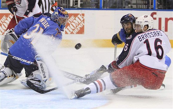 Branká Atlanty Ondej Pavelec jen sleduje puk, který do jeho branky usmrnil Derick Brassard z Columbusu.