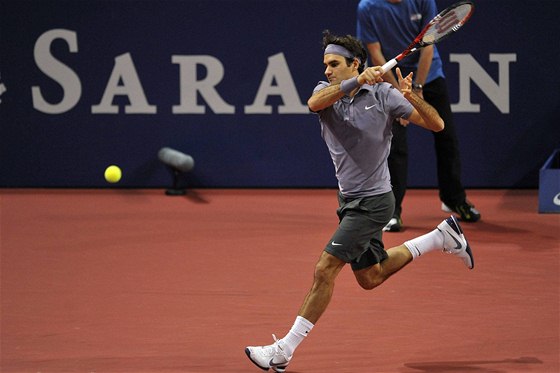 A BUM! Roger Federer vrací míek na druhou stranu kurtu.