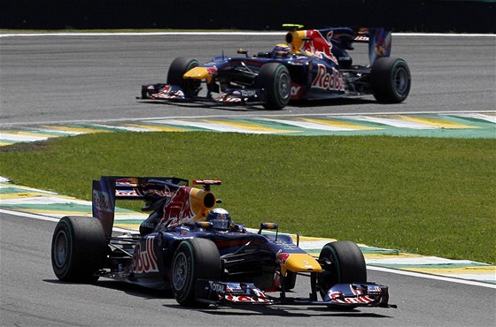 VE VEDENÍ. Dva Red Bully v ele: první Sebastian Vettel, druhý Mark Webber.