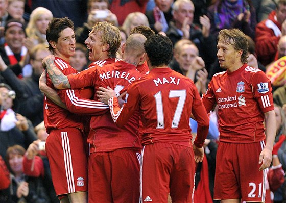 ANO! Hrái Liverpoolu se radují ze vsteleného gólu.