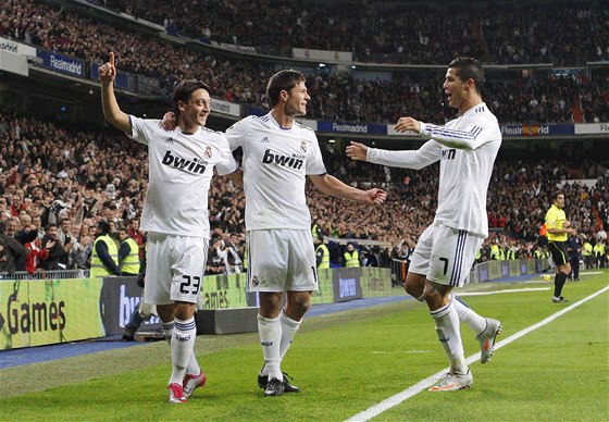 A DALÍ. Real Madrid se raduje z dalího gólu v madridském derby.