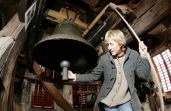 Zvon se po oprav vrátil do ve kostela ve Vimperku.