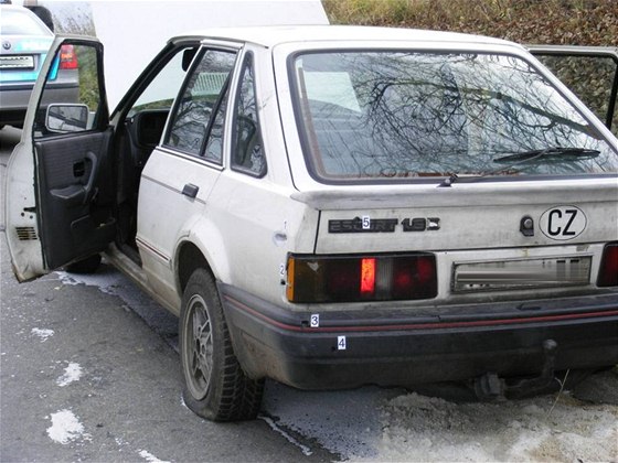 Auto, v nm recidivisté ujídli policejní hlídce.