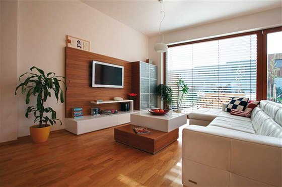 Obývací pokoj ladí s kuchyní pouitými materiály i hndobílými tóny