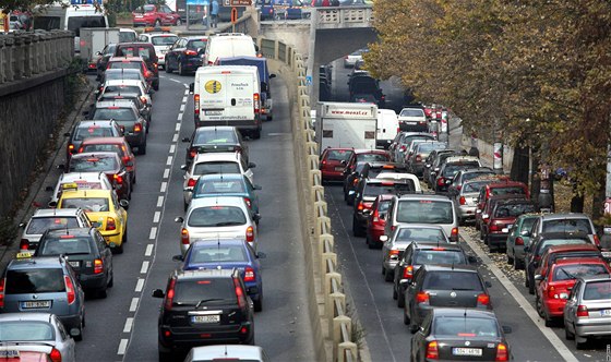 V metropoli se kvli opravám nkolika zásadních komunikací tvoí kadý den dlouhé kolony.