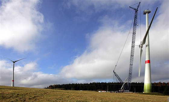 Vtrná elektrárna v Jindichovicích. Nasazování rotoru o prmru 82 metr na 108 metru vysoký stoár. 