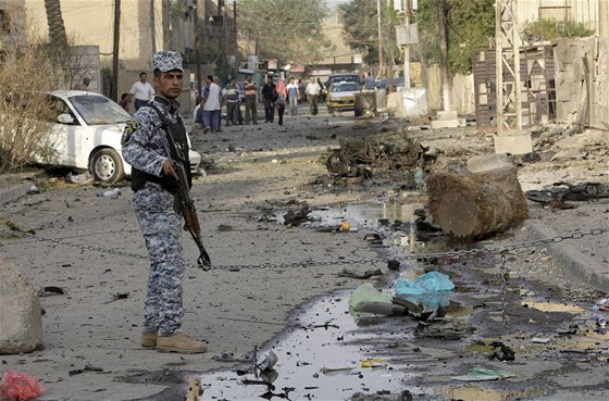 Voják steí místo katolického kostela, kde útoila irácká odno al-Káidy