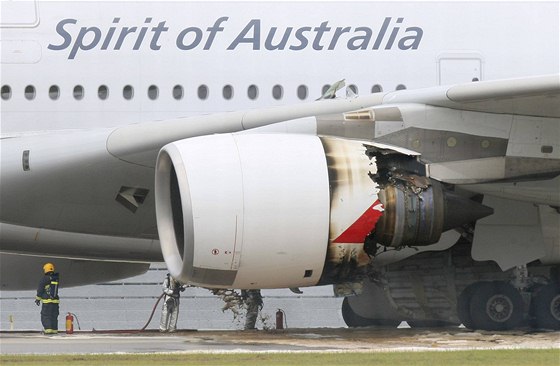 Jeden z motor A380 spolenosti Qantas po nouzovém pistání v Singapuru (4....