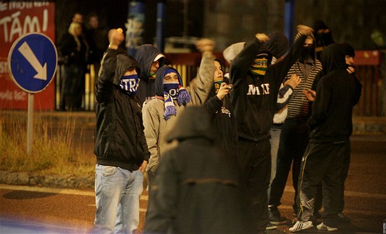 Chuligáni ostravského Baníku pi potykách s policií.