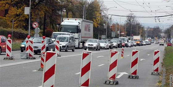 Pokud specialisté na dopravu zjistí, e se na kiovatce v Hálkov ulici budou tvoit kolony, její úpravu zaplatí msto Jihlava (ilustraní snímek).