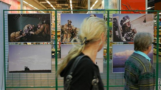 Výstava fotografií ze zahraniních vojenských misí v City Parku je souástí prezentace Univerzity obrany v Jihlav.