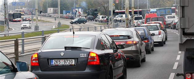 ástené uzavení kiovatky u Plazy zkomplikovalo dopravu i stovky metr daleko odtud, dlouhé kolony se tvoí od rána na Karlovarské tíd.