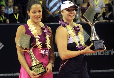 Finalistky turnaje na Bali Ana Ivanoviov (vlevo) a poraen Alisa Kleybanovov