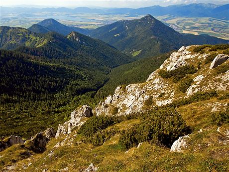 Ianovsk dolina, nalevo Pust 1501 m, vpravo Poludnice 1549 m, (letn foto)