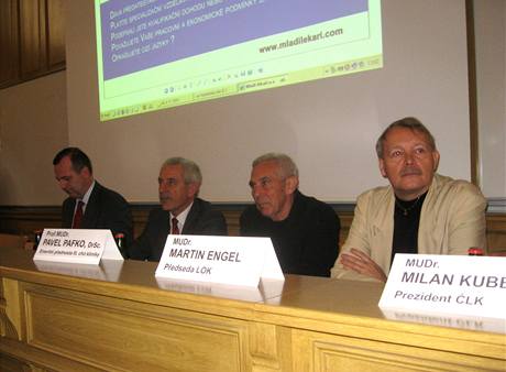Pedseda asociace dkan LF Tom Zima, ministr zdravotnictv Leo Heger, chirurg Pavel Pafko a pedseda LOK Martin Engel (zleva) na diskusi svolan sdruenm Mladch lka. (6. listopadu 2010)