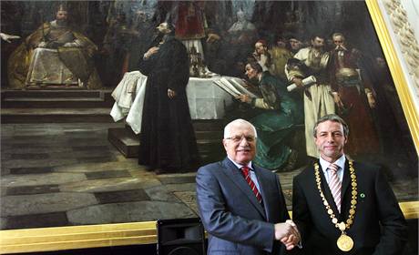 Prezident Vclav Klaus se ve Staromstsk radnici rozlouil s koncm primtorem Prahy Pavlem Bmem. (4. listopadu 2010)