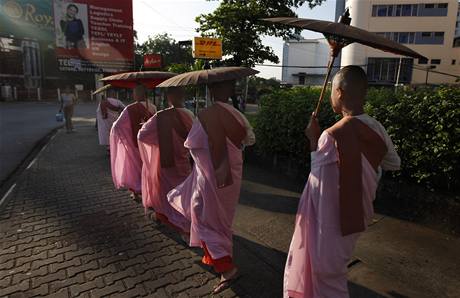 Statisce buddhistickch mnich junta z volebnho procesu pln vylouila 