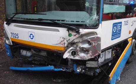 Srka autobusu a auta v Petkovick ulici v Ostrav si vydala pt zrannch (3.11. 2010)