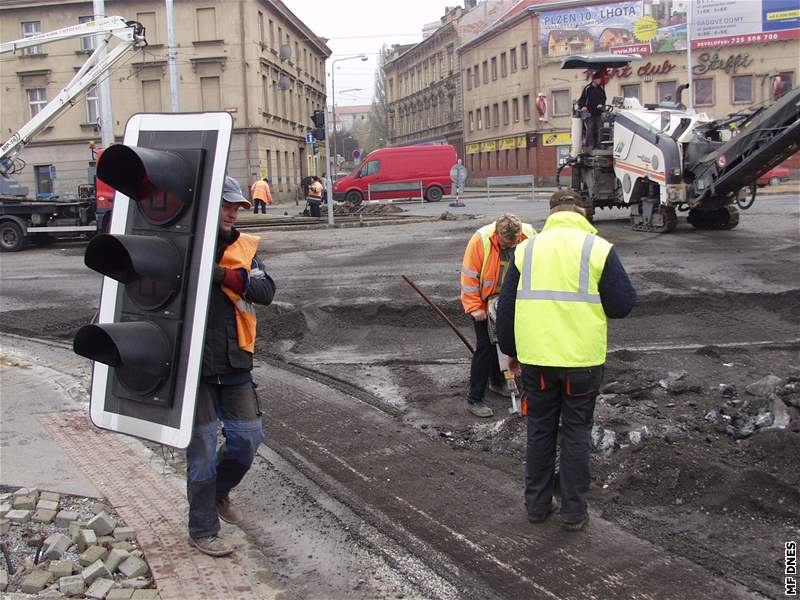 Kvli odstraování starého asfaltu v pondlí zásti uzaveli kiovatku u plzeské Plazy, co zpsobilo v centru msta dopravní kolaps