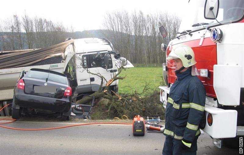 Tragická nehoda tí aut mezi Starým Sedlem a Sokolovem, pi které zahynuli dva lidé